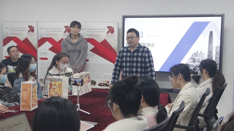 在选择成人教育机构时，要避免以下误区和陷阱：